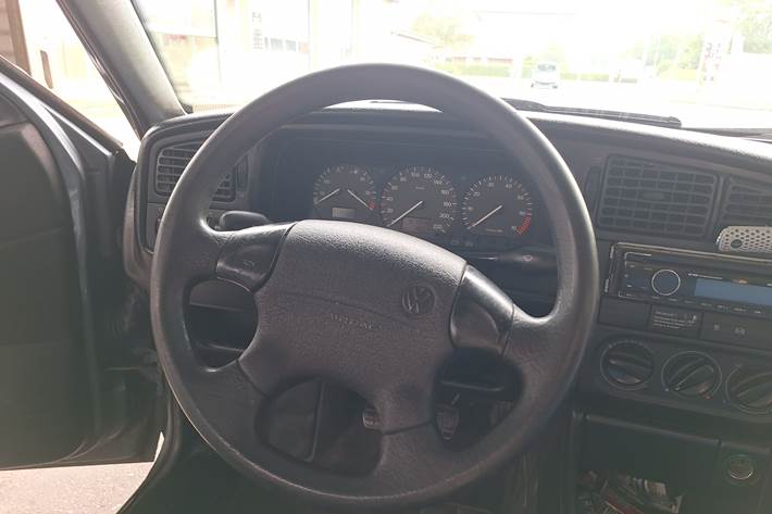 Grå VW Passat fra 1996