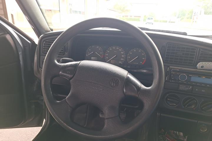 Grå VW Passat fra 1996