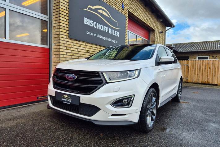 Hvid Ford Edge fra 2017 set udefra