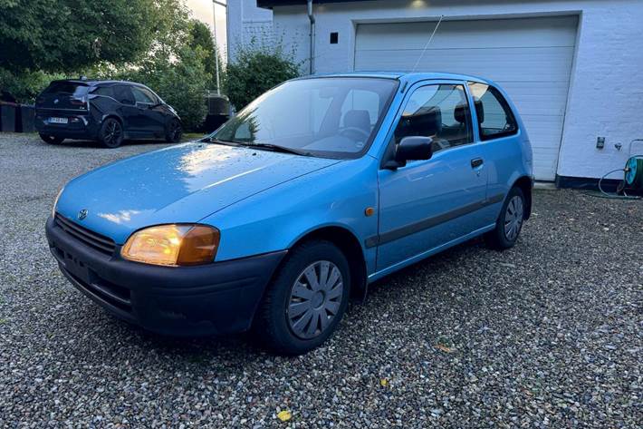 undefined Toyota Starlet fra 1998 set udefra