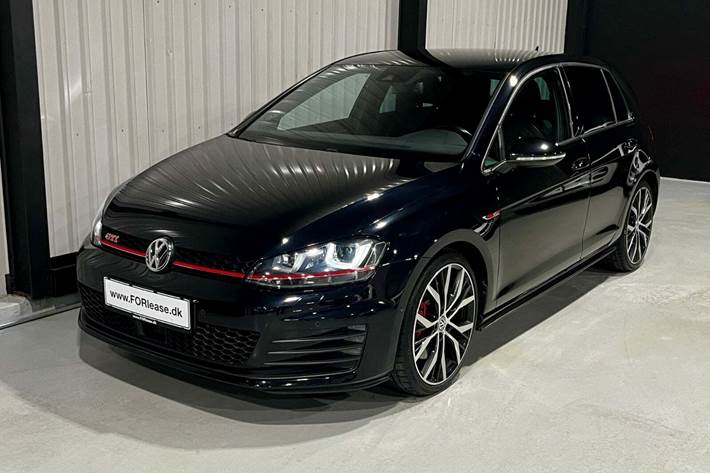 Sort VW Golf VII fra 2014 set udefra