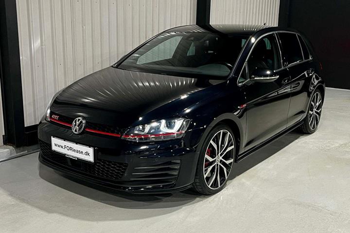 Sort VW Golf VII fra 2014 set udefra