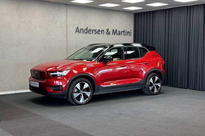 Rød Volvo XC40 fra 2021 set udefra