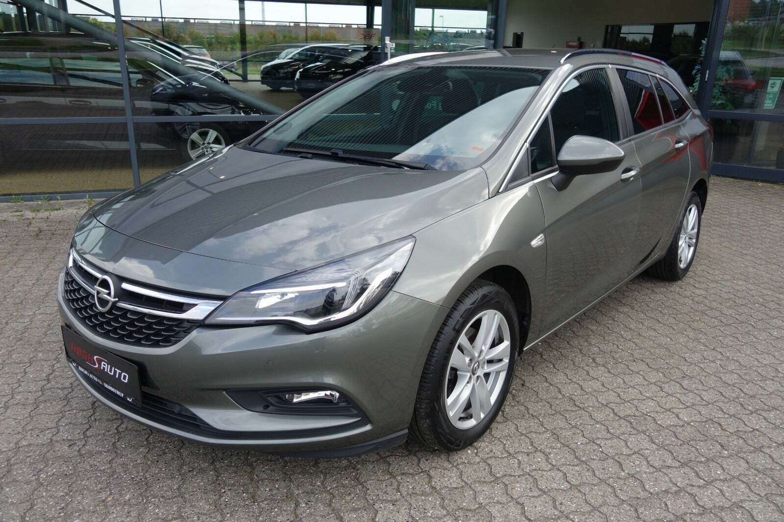 Grå Opel Astra fra 2019 set udefra