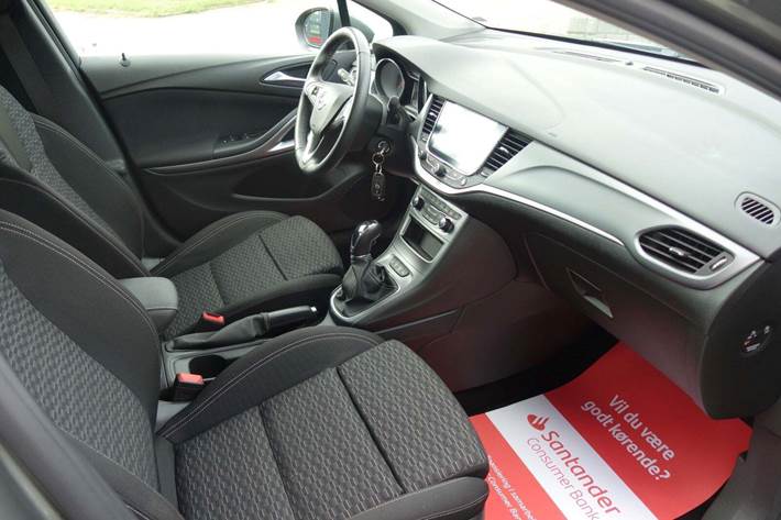 Grå Opel Astra fra 2019