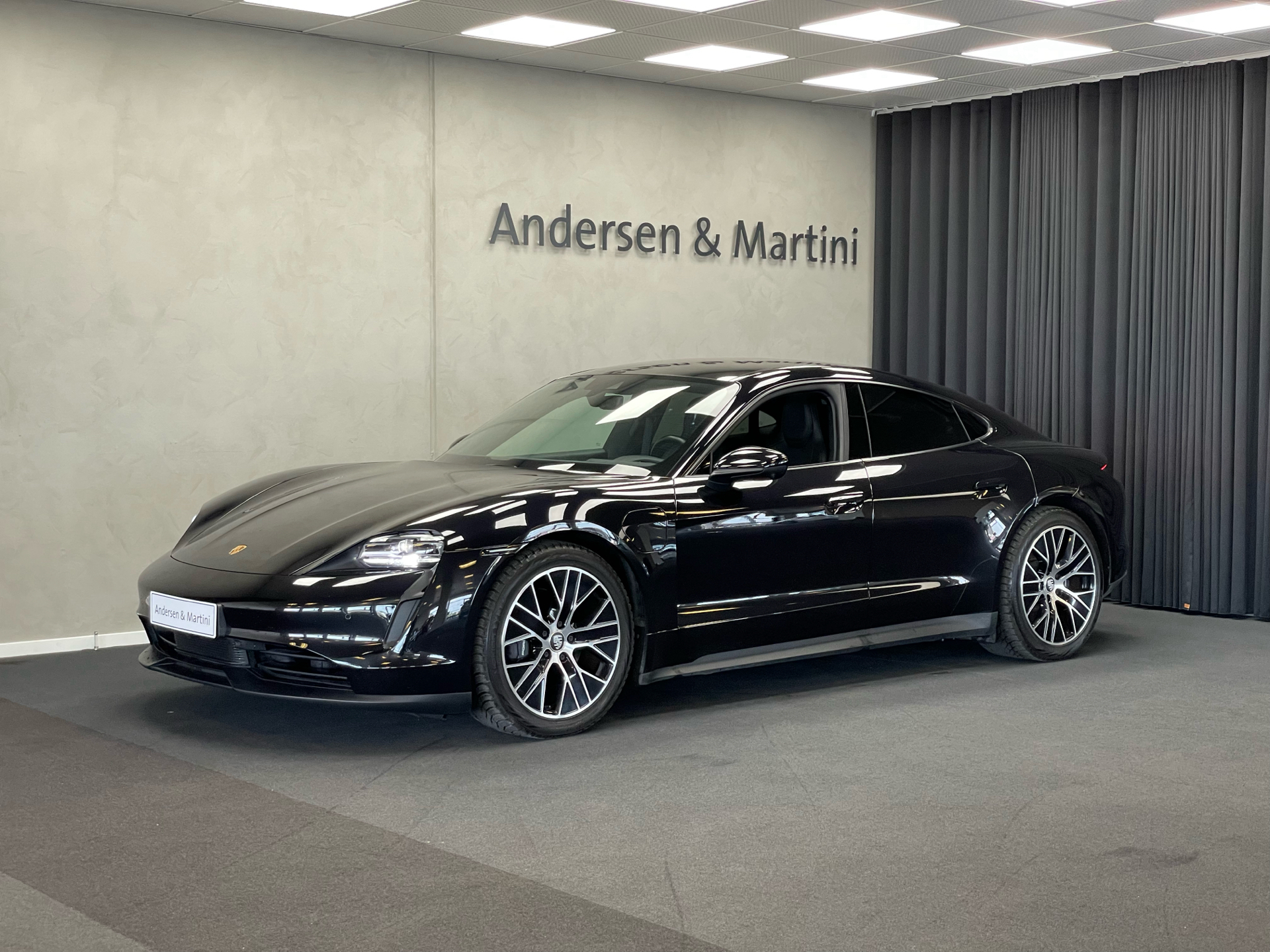 Sort Porsche Taycan fra 2021