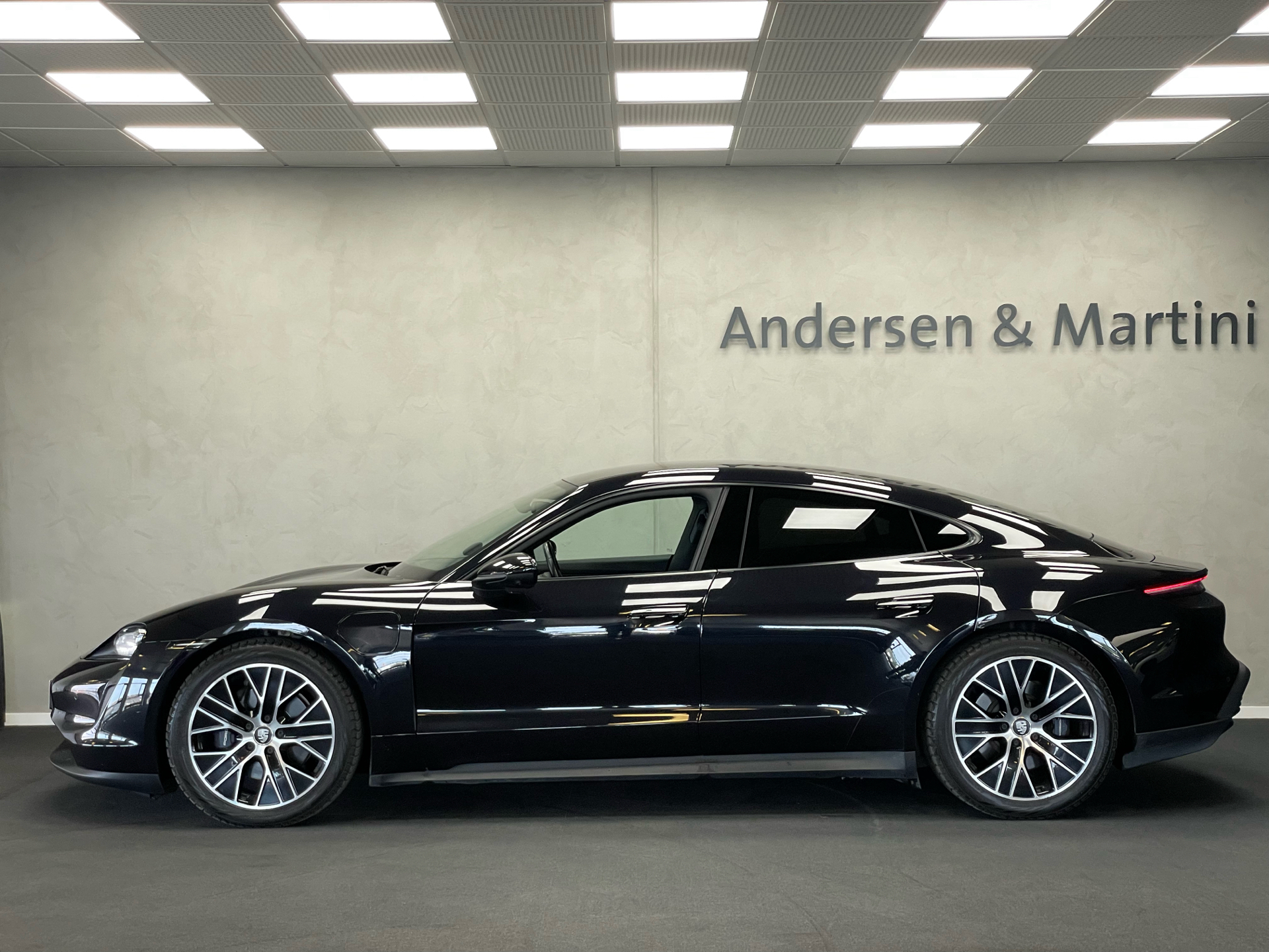 Sort Porsche Taycan fra 2021