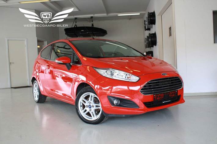 Rød Ford Fiesta fra 2014 set udefra