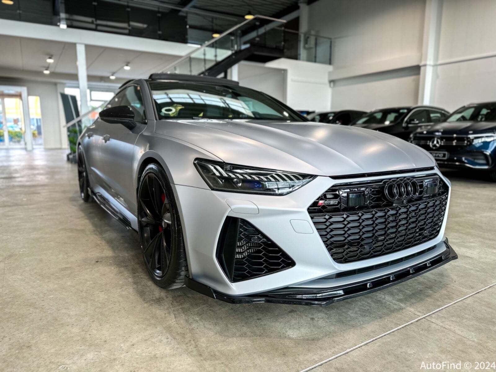 Sølv Audi RS7 fra 2020 set udefra