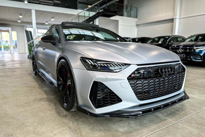 Sølv Audi RS7 fra 2020 set udefra