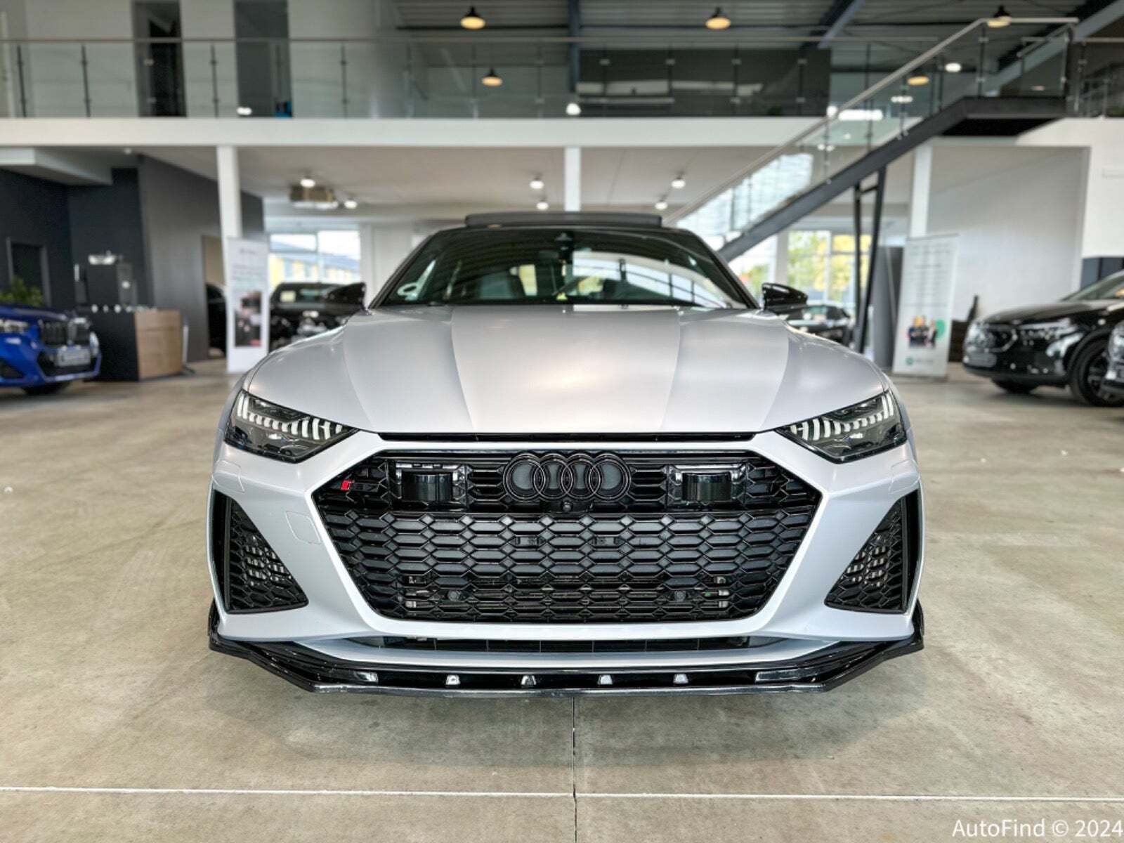 Sølv Audi RS7 fra 2020 set udefra