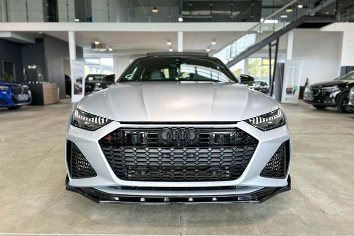 Sølv Audi RS7 fra 2020 set udefra