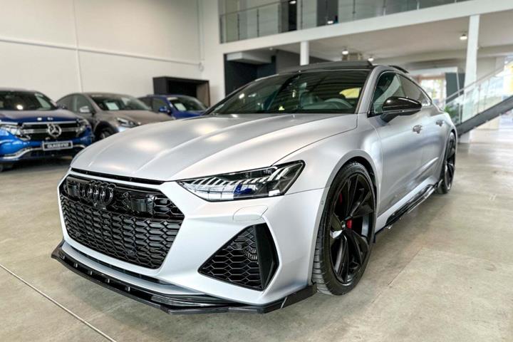 Sølv Audi RS7 fra 2020 set udefra