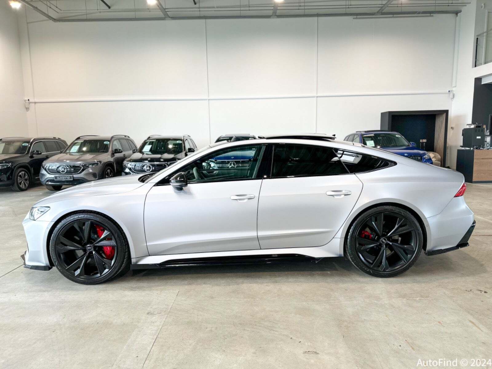 Sølv Audi RS7 fra 2020 set udefra