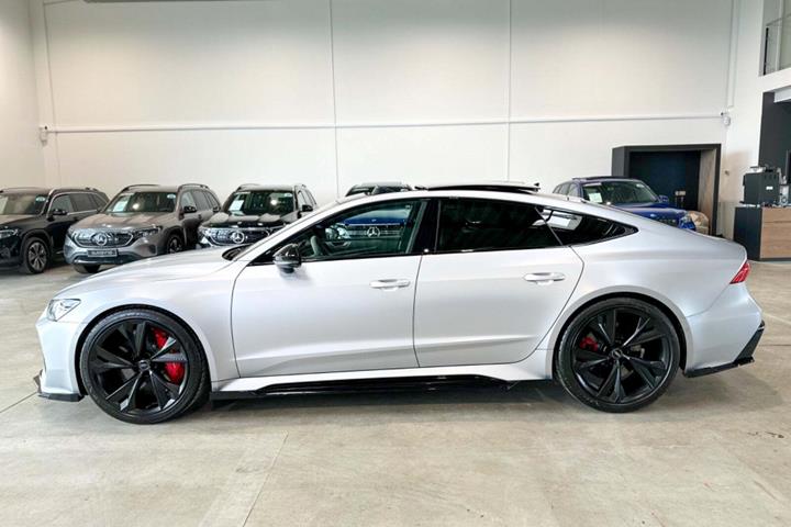 Sølv Audi RS7 fra 2020 set udefra