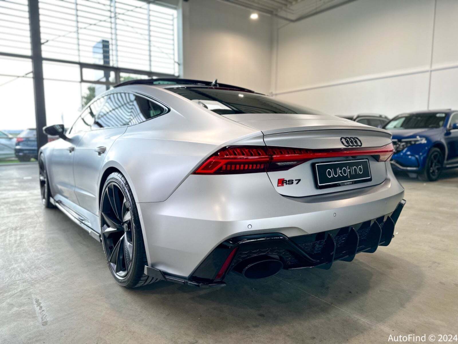 Sølv Audi RS7 fra 2020 set udefra