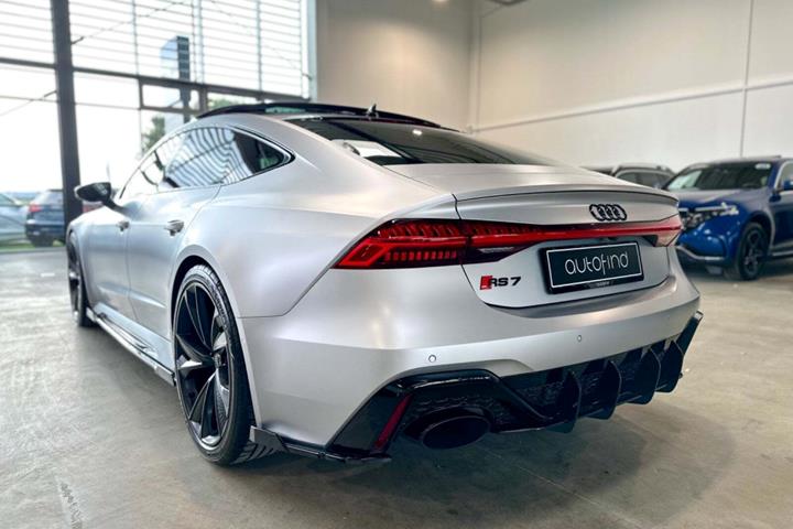 Sølv Audi RS7 fra 2020 set udefra