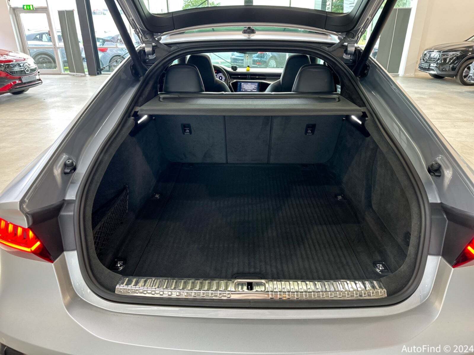 Sølv Audi RS7 fra 2020 set indefra