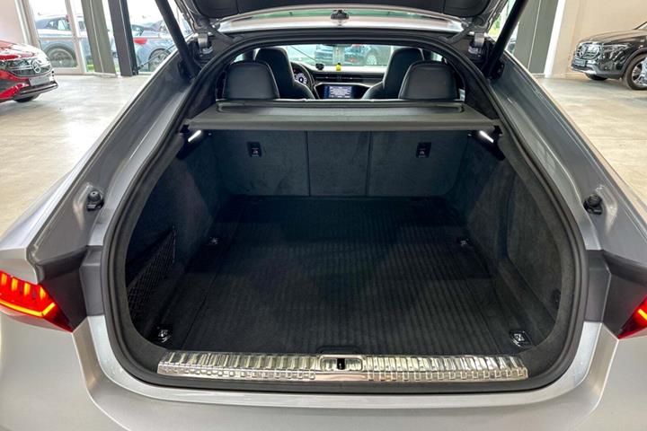 Sølv Audi RS7 fra 2020 set indefra