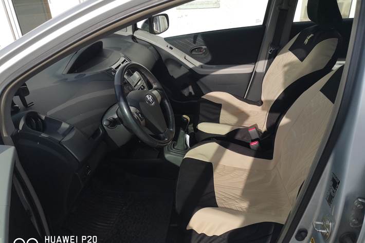 Sølv Toyota Yaris fra 2007