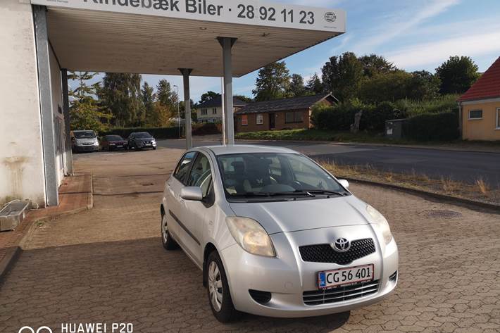 Sølv Toyota Yaris fra 2007