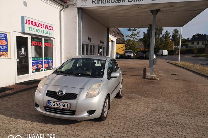 Sølv Toyota Yaris fra 2007