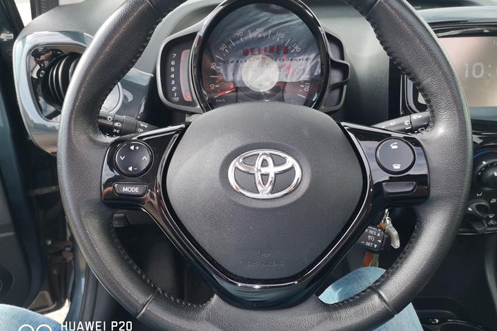 Grå Toyota Aygo fra 2015