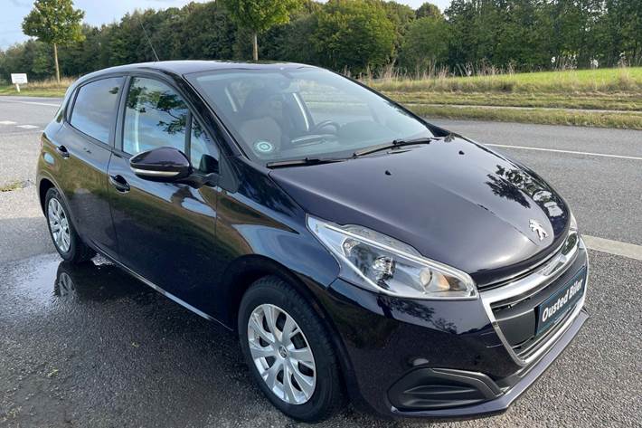 Blå Peugeot 208 fra 2017