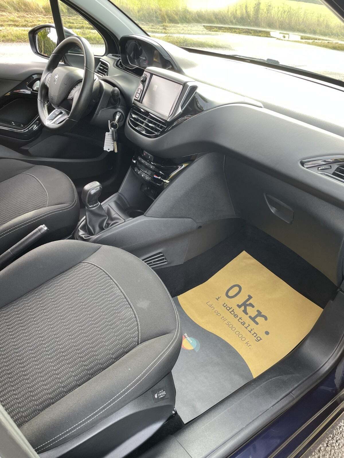 Blå Peugeot 208 fra 2017