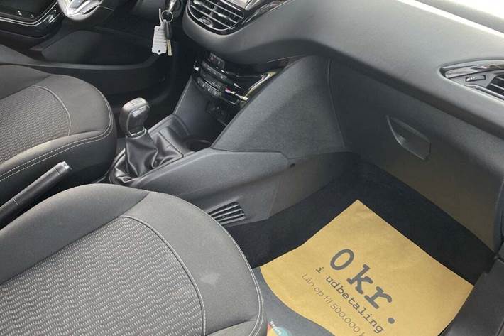 Blå Peugeot 208 fra 2017