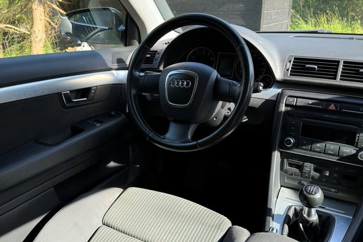 Grå Audi A4 fra 2007