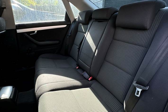 Grå Audi A4 fra 2007