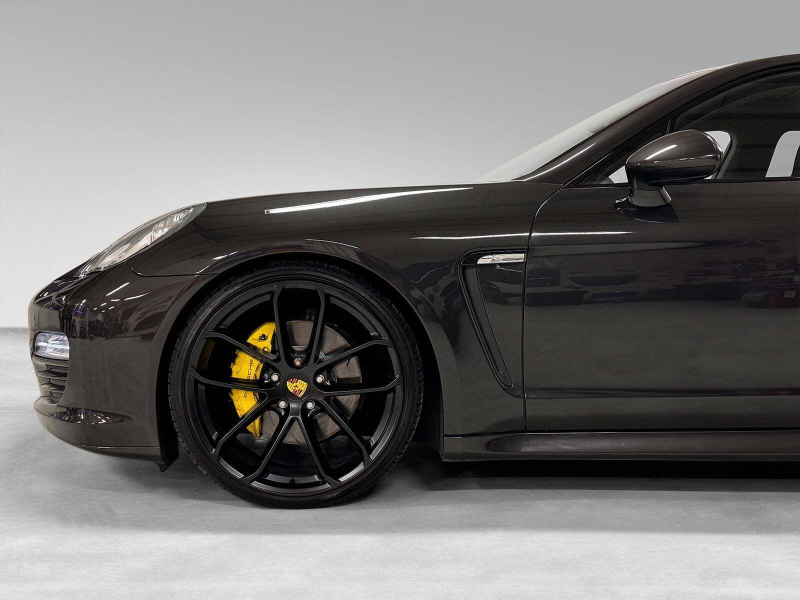 Gul Porsche Panamera S fra 2010 set udefra