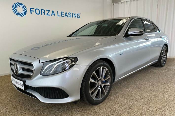 Sølv Mercedes E350 e fra 2016 set udefra