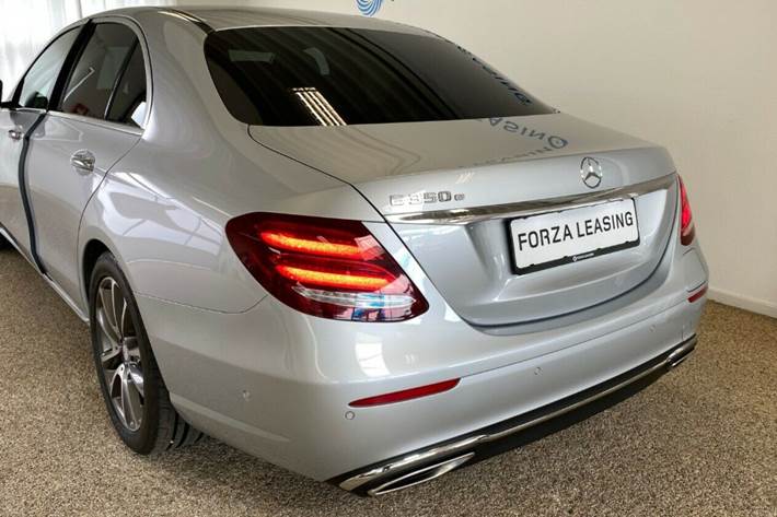 Sølv Mercedes E350 e fra 2016 set udefra