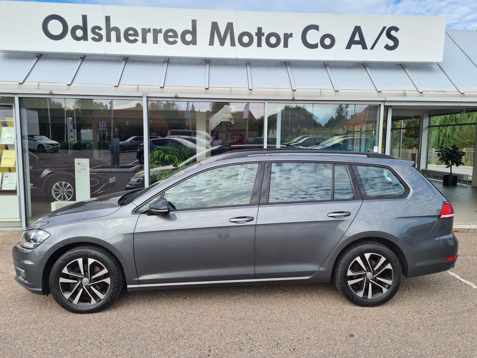 Grå VW Golf VII fra 2019