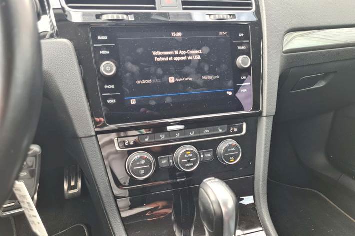 Grå VW Golf VII fra 2019