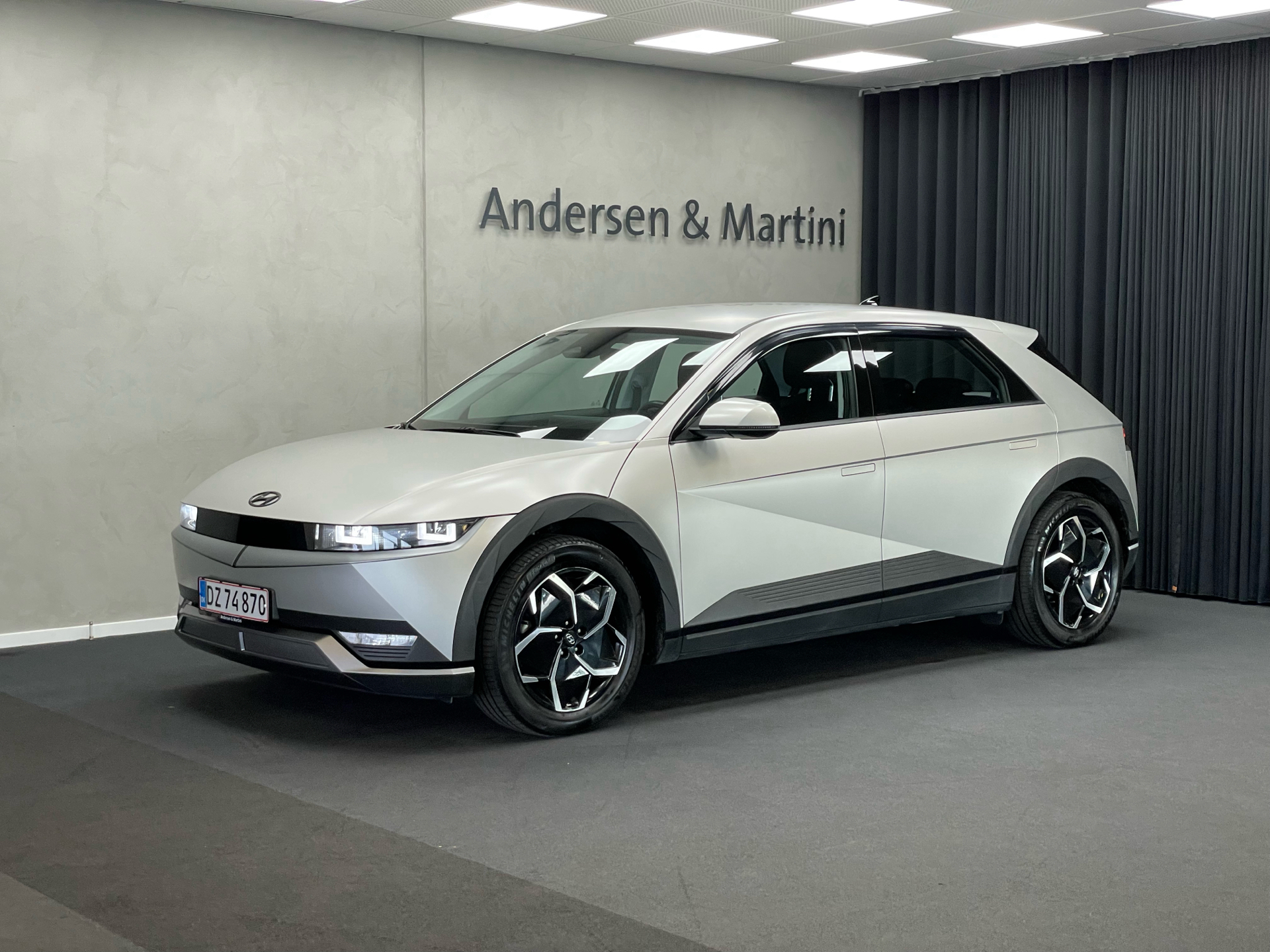 Sølv Hyundai Ioniq 5 fra 2022 set udefra