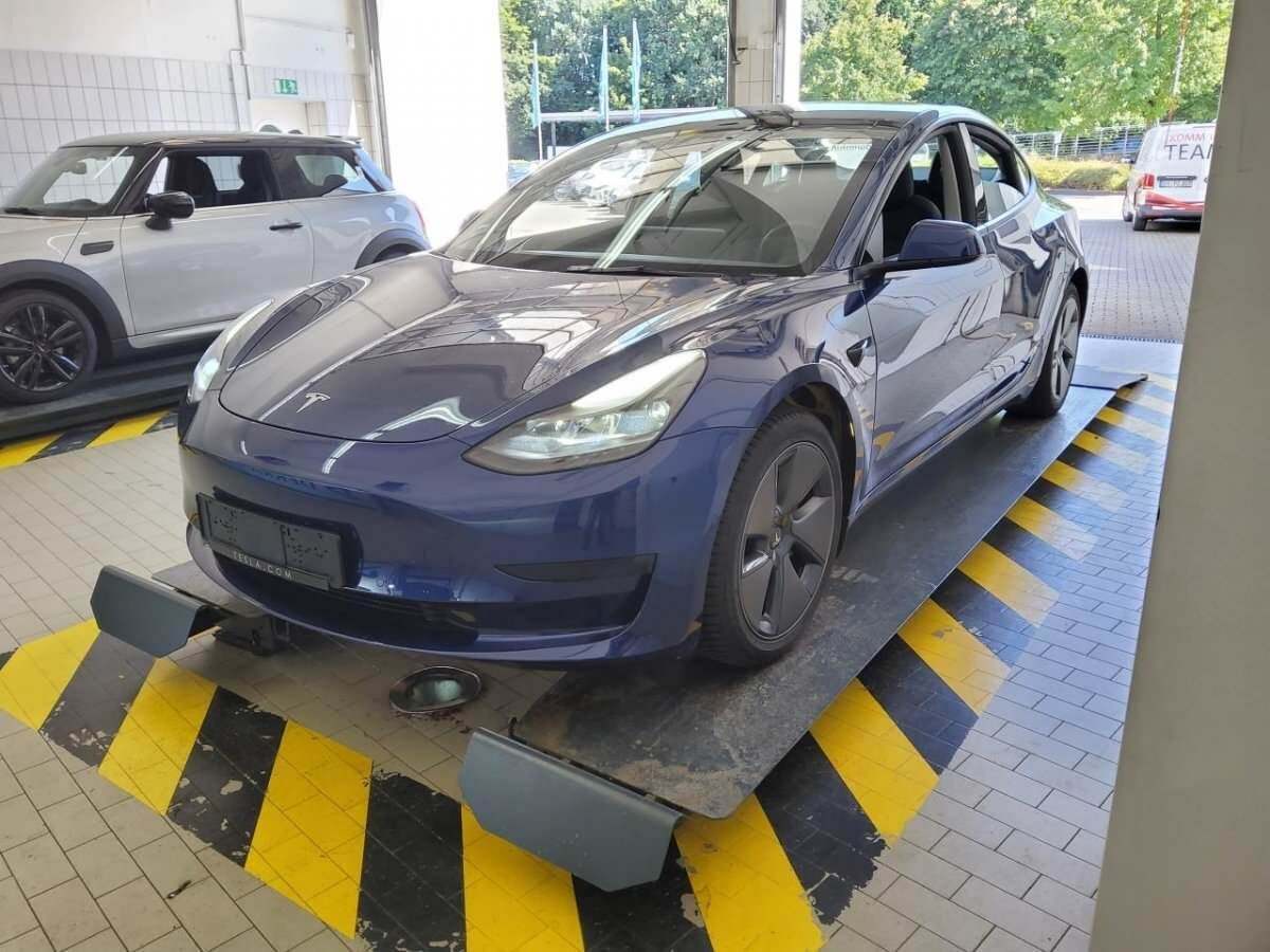 Blå Tesla Model 3 fra 2022
