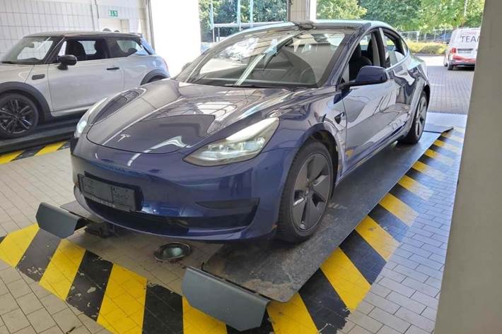 Blå Tesla Model 3 fra 2022