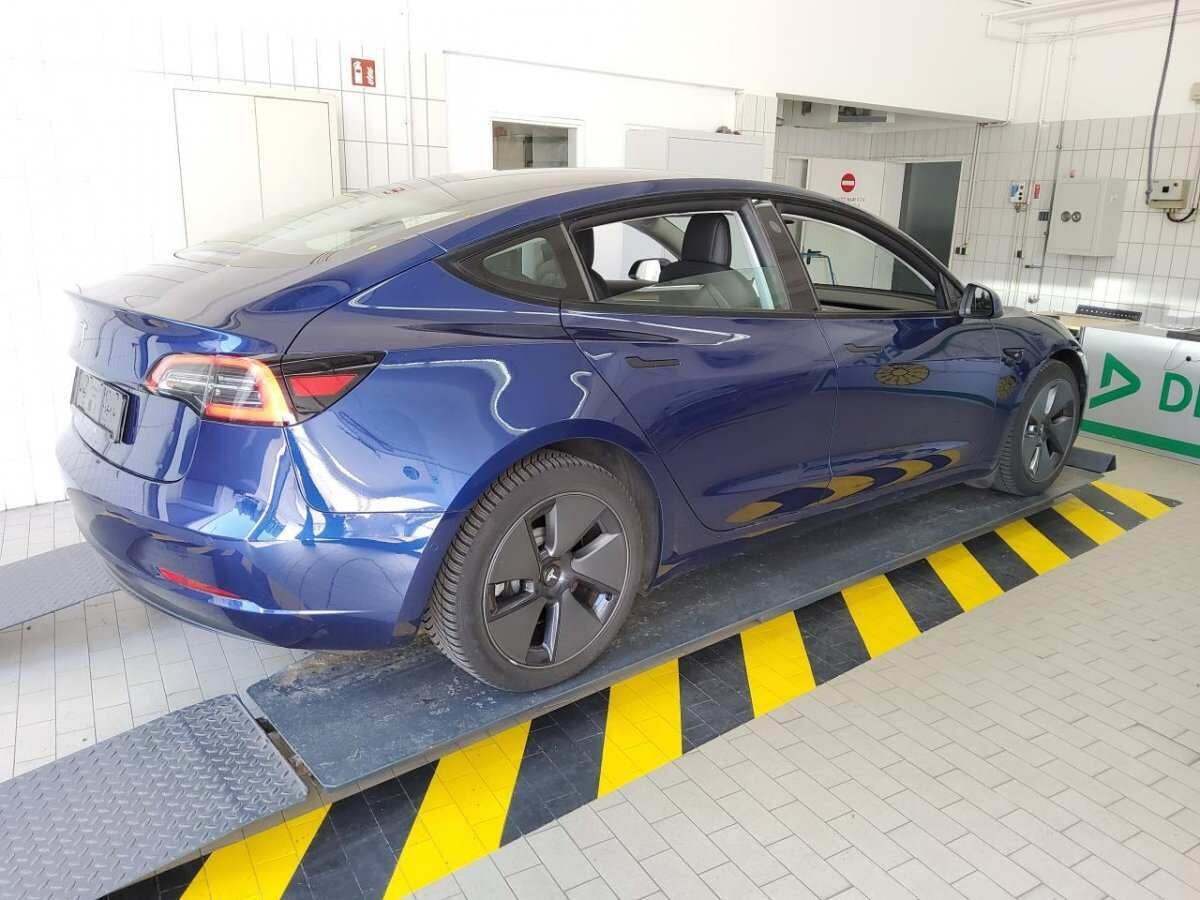 Blå Tesla Model 3 fra 2022