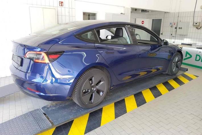 Blå Tesla Model 3 fra 2022
