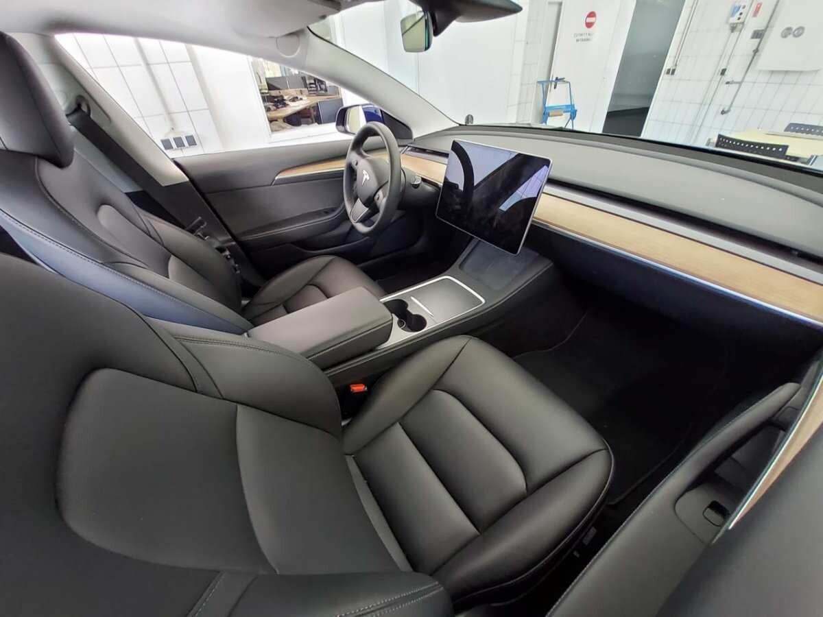 Blå Tesla Model 3 fra 2022