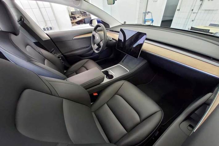 Blå Tesla Model 3 fra 2022