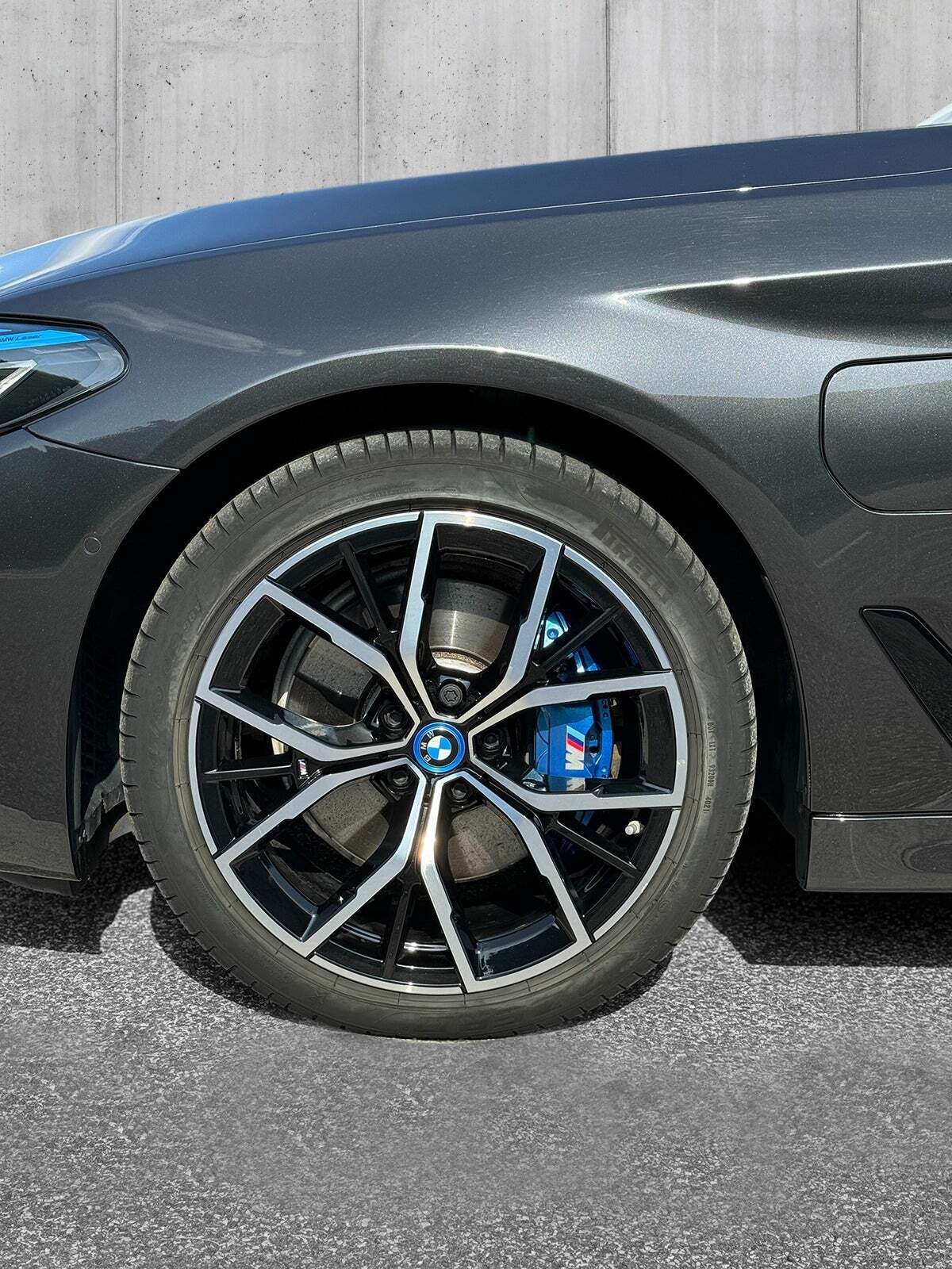 Grå BMW 545e fra 2022 set udefra