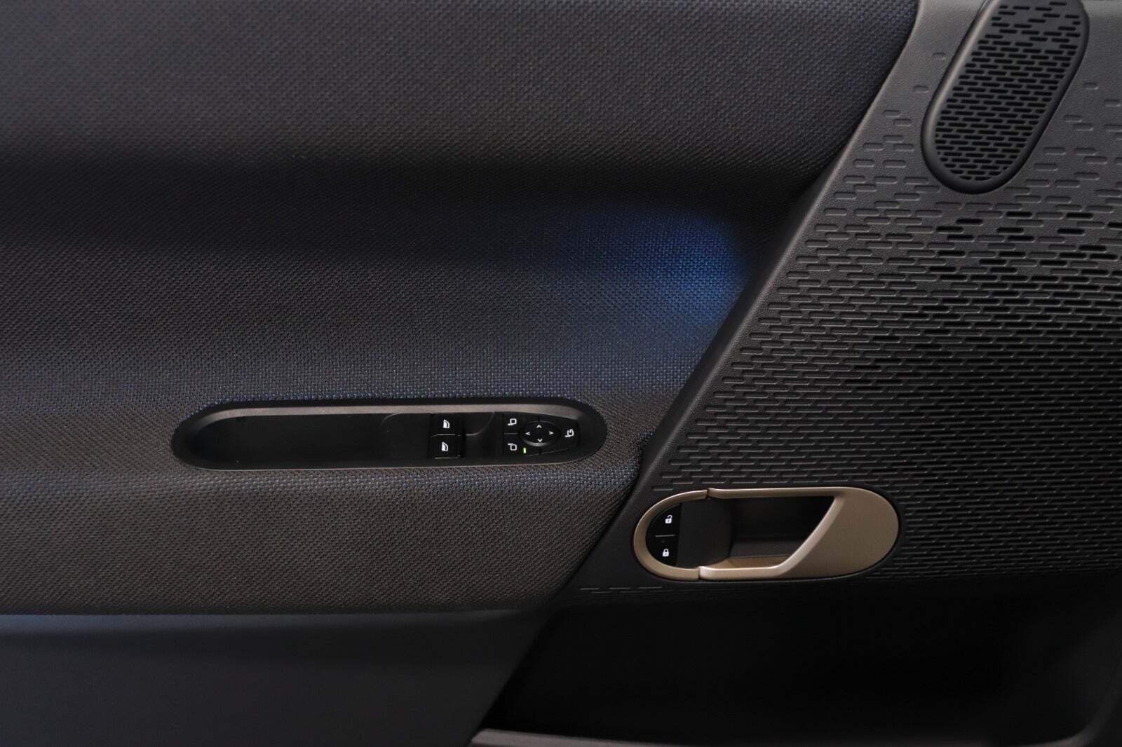 Blå Mini Cooper E fra 2024