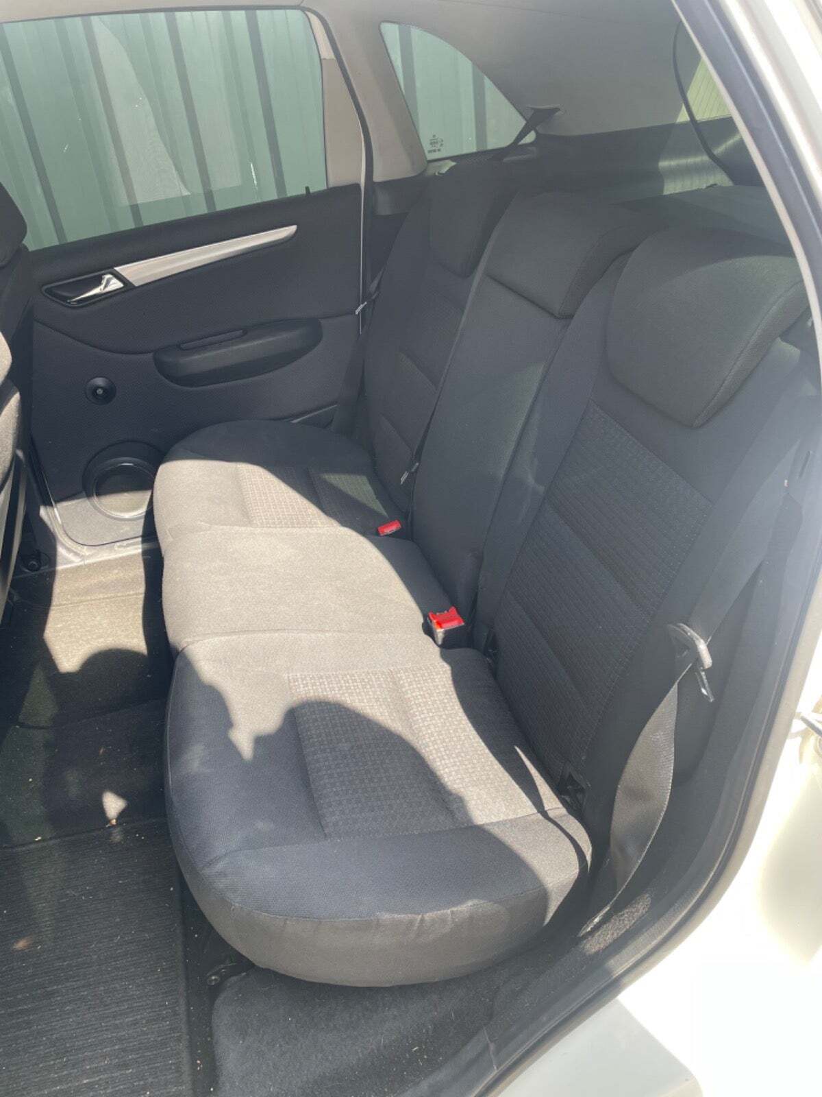 Hvid Mercedes B200 fra 2008