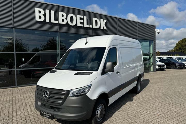 Hvid Mercedes Sprinter 517 fra 2024 set udefra