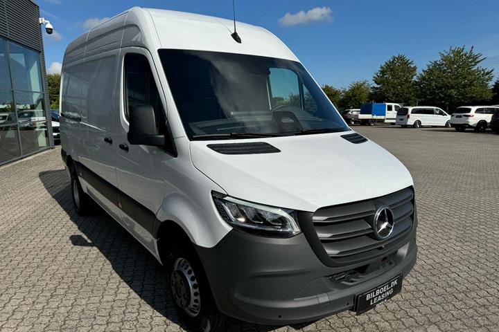 Hvid Mercedes Sprinter 517 fra 2024 set udefra