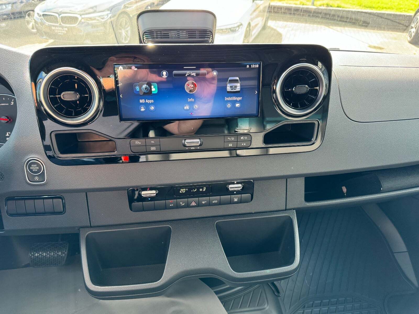 Sort Mercedes Sprinter 517 fra 2024 set indefra